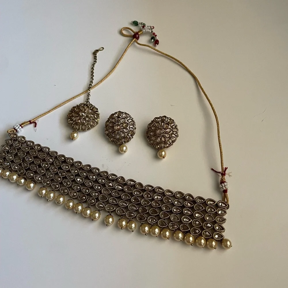Choker set with earrings and tikka - Picture 1 of 6